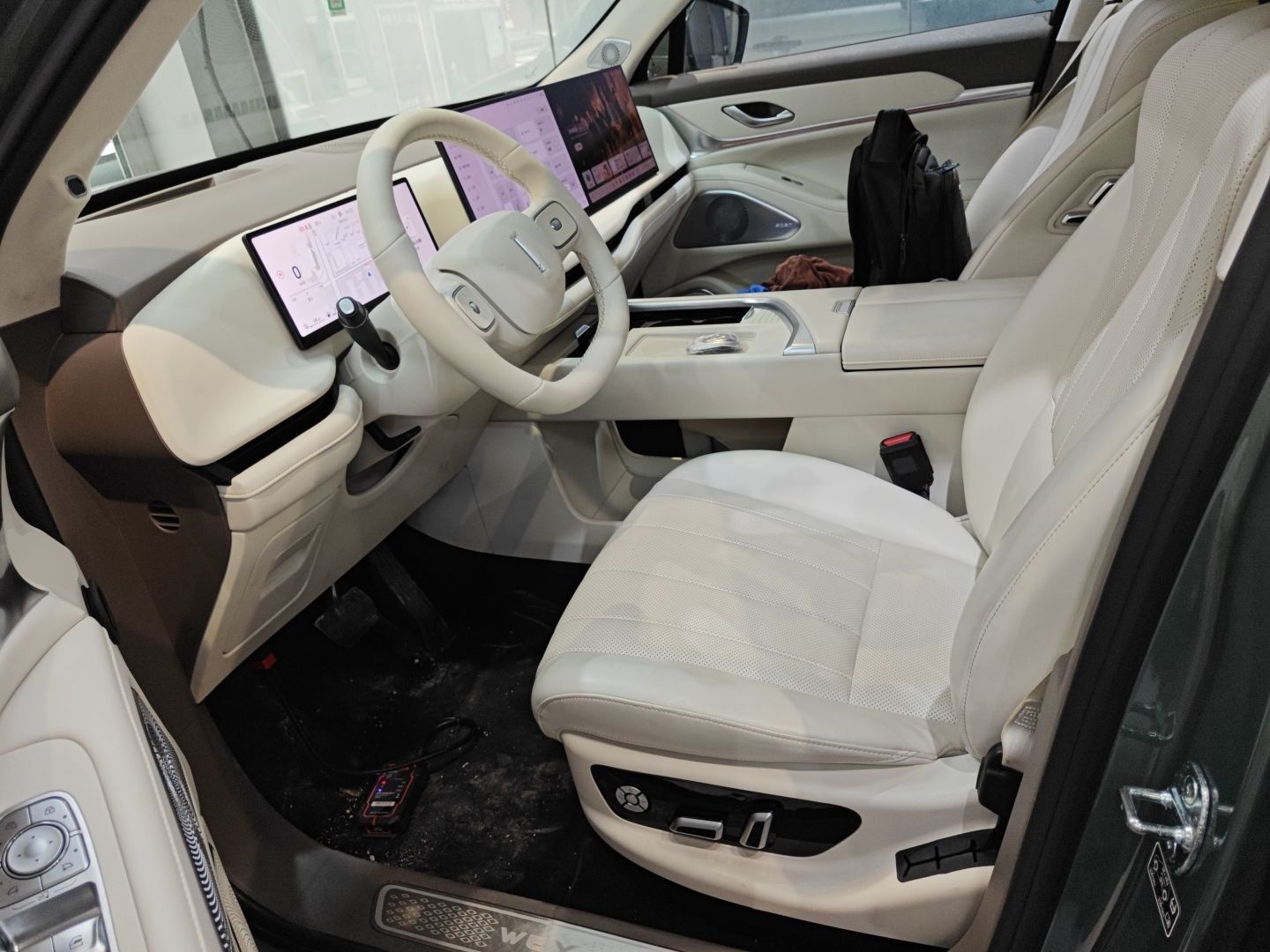 المقاعد الأمامية داخل السيارة