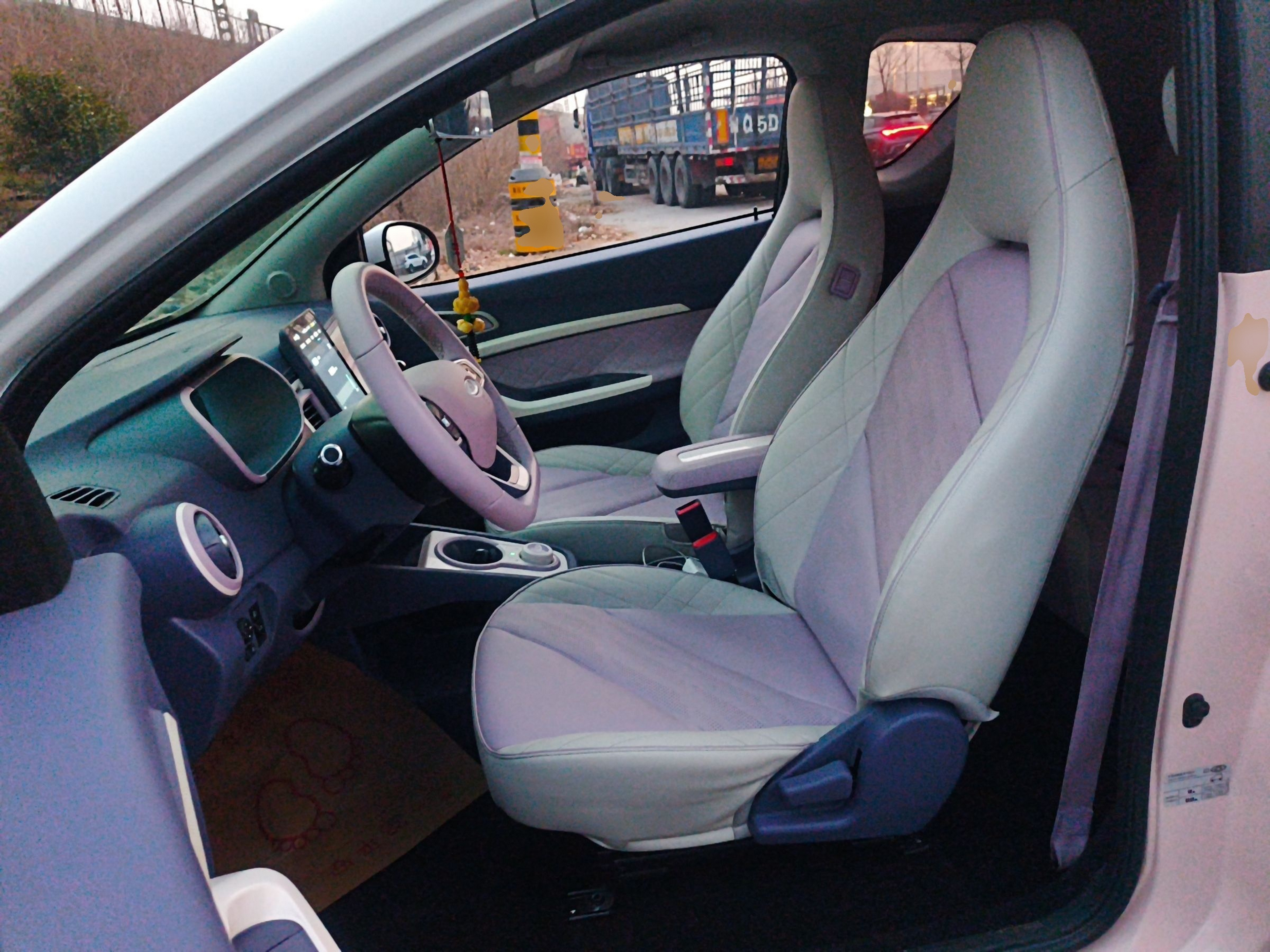 المقاعد الأمامية داخل السيارة