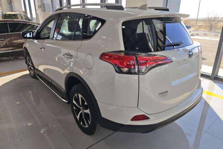 Used Toyota RAV4 2016 2.0L CVT Two-Wheel Drive Fashion Edition China V Standard
