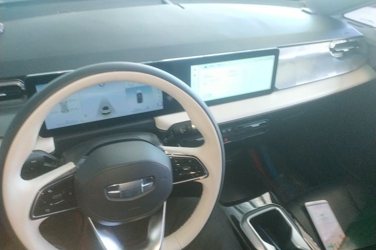 Used Geometry E Firefly 2024 401 km Fluorescent Interior 2