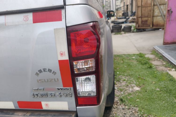 Used Isuzu D-MAX 2015 2.5T Two-Wheel Drive Automatic High-Performance Elite Version 4JK1 Exterior 3