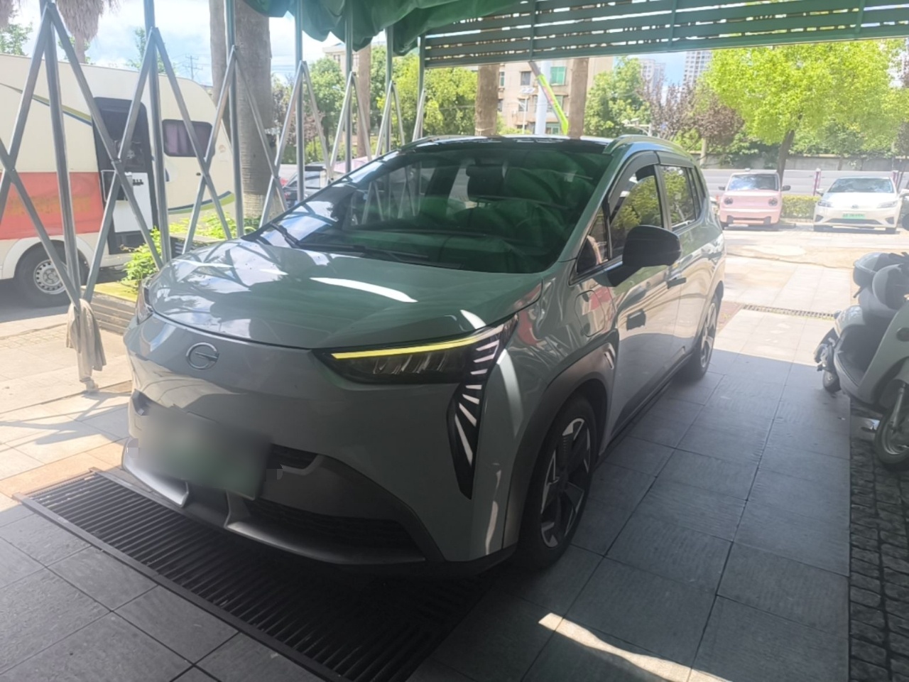 Под передней частью автомобиля