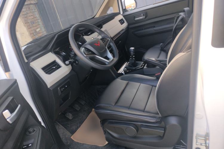 Used Wuling Zhengcheng 2021 1.5T Manual Luxury Version Left Front Seat