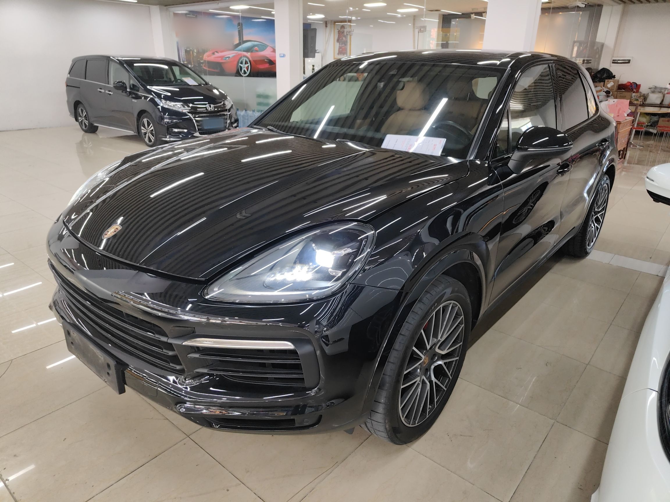 تحت مقدمة السيارة