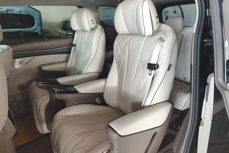 Used Denza D9 2022 DM-i 1040 Prestige Model
