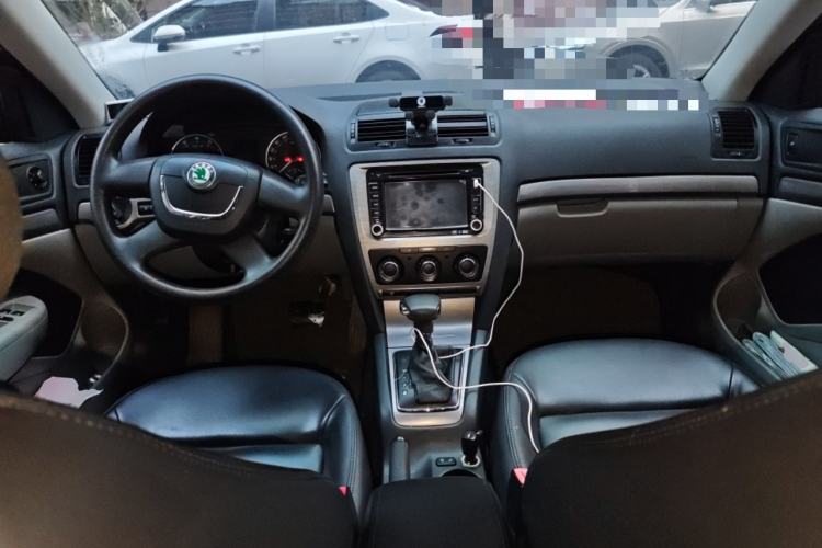 Used Skoda Octavia 2013 1.6L Automatic Elegance Edition Center Console