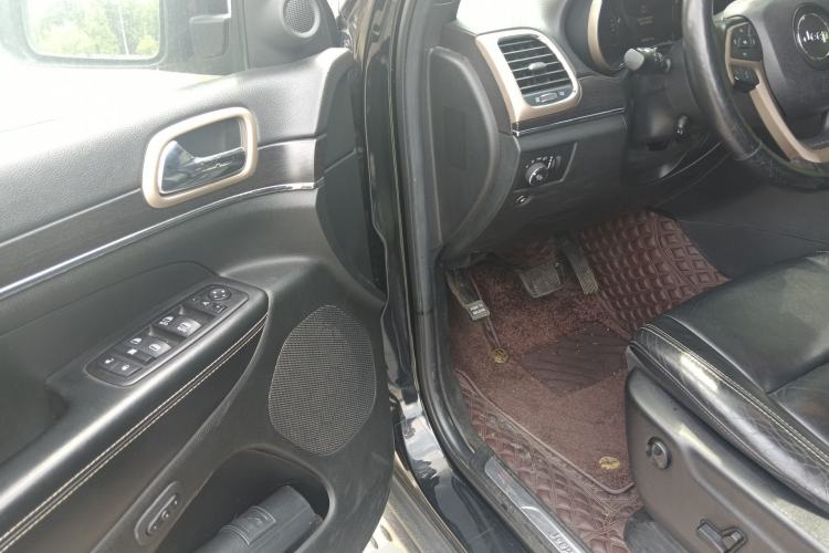 Used Jeep Grand Cherokee 2014 3.0L Comfort Navigation Edition Driver Seat