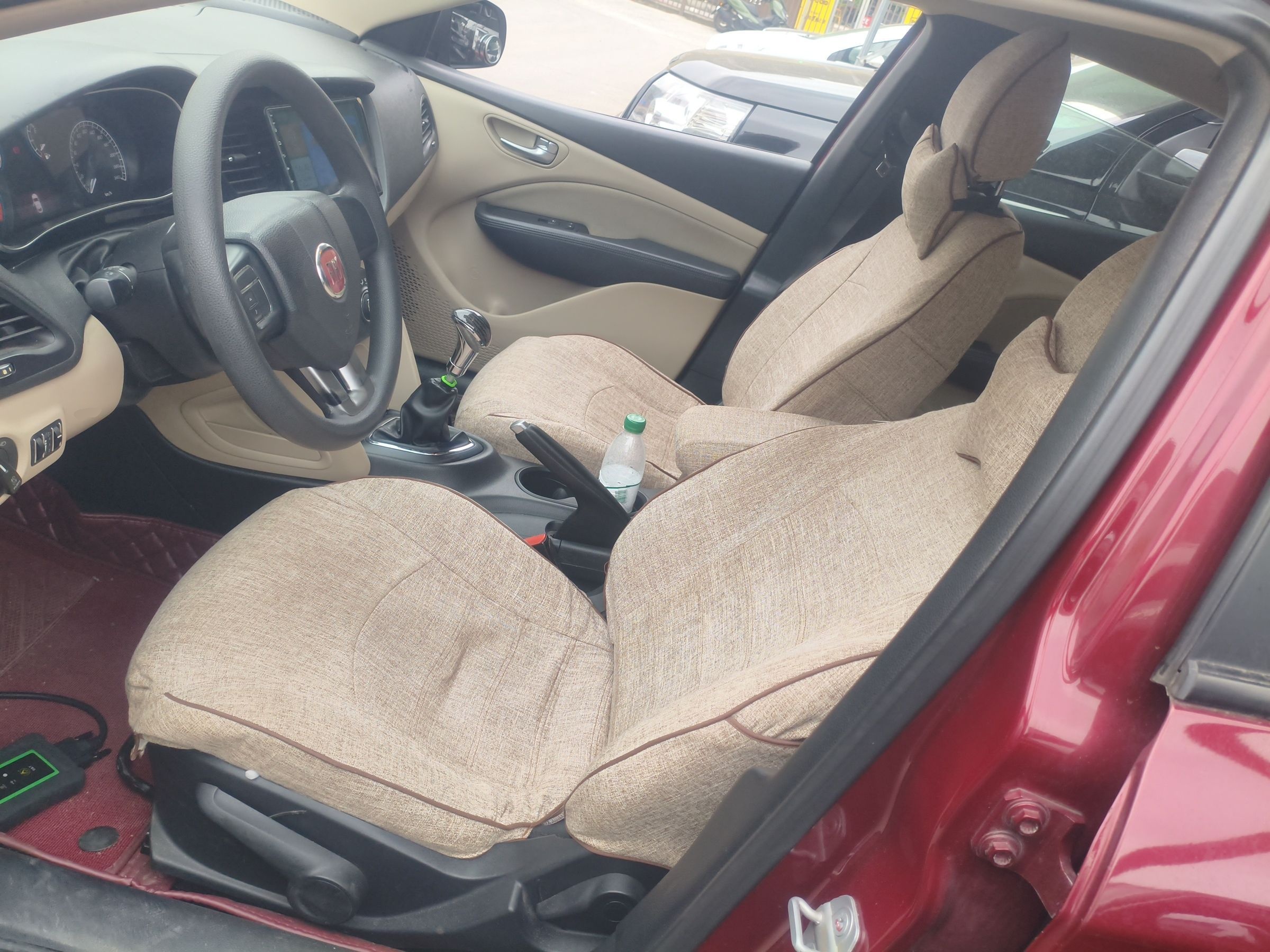 Переднее сиденье в автомобиле