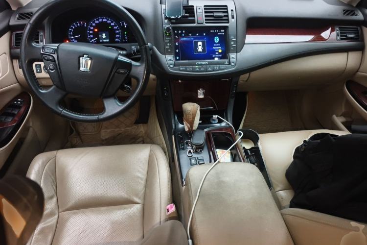 Used Toyota Crown 2011 2.5L Royal Special Edition with Leather and Sunroof
