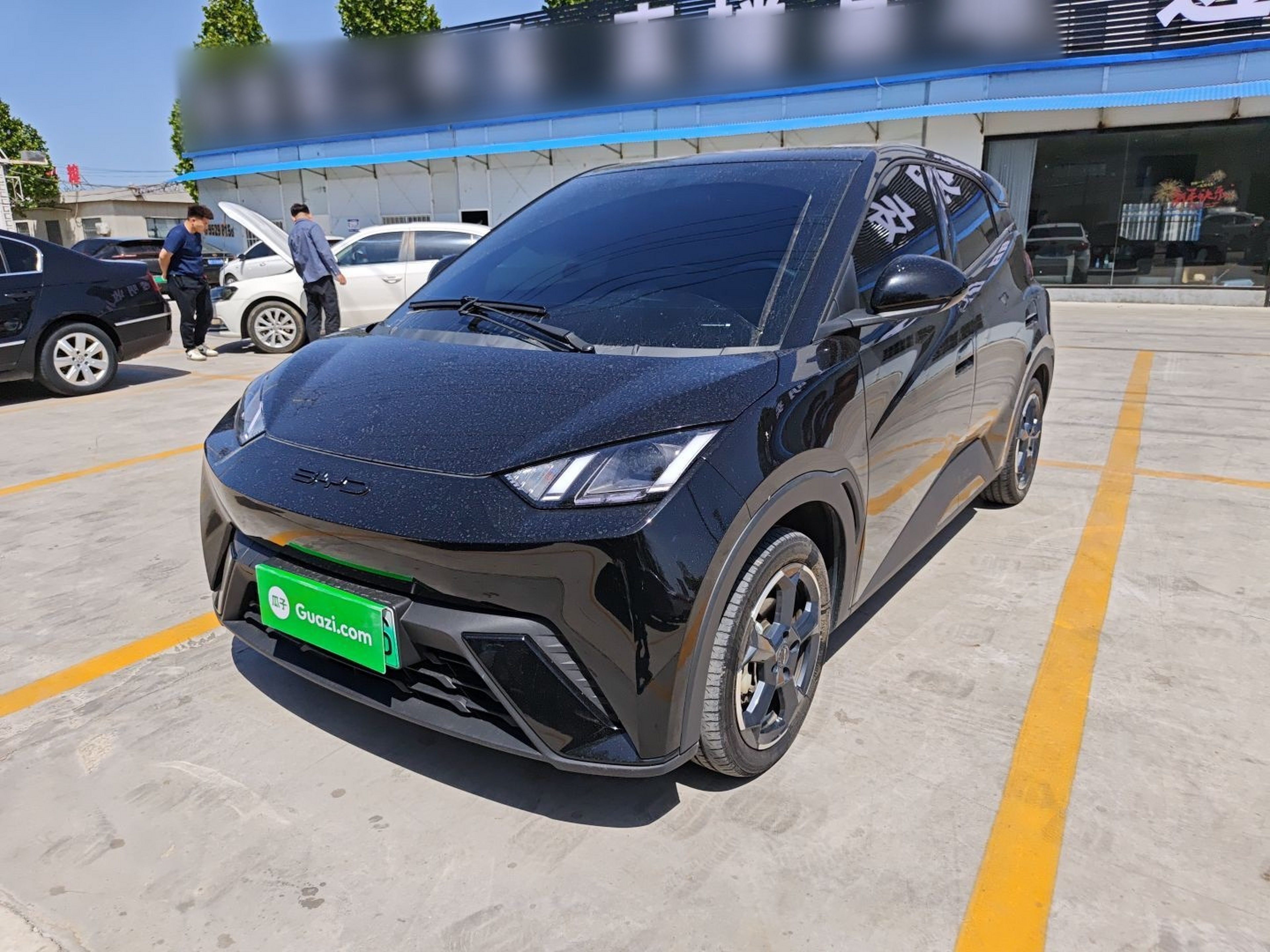 Под передней частью автомобиля