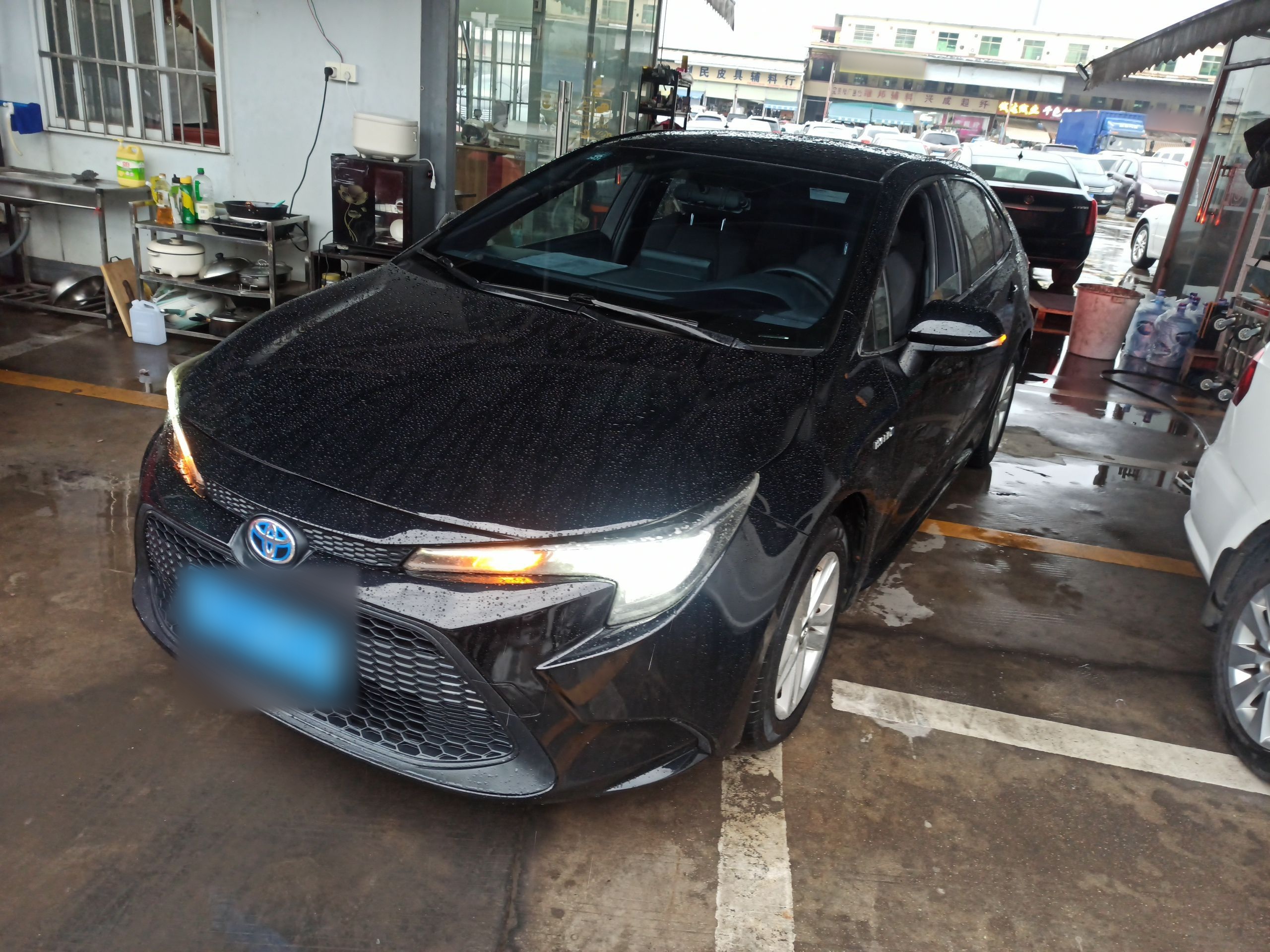 تحت مقدمة السيارة