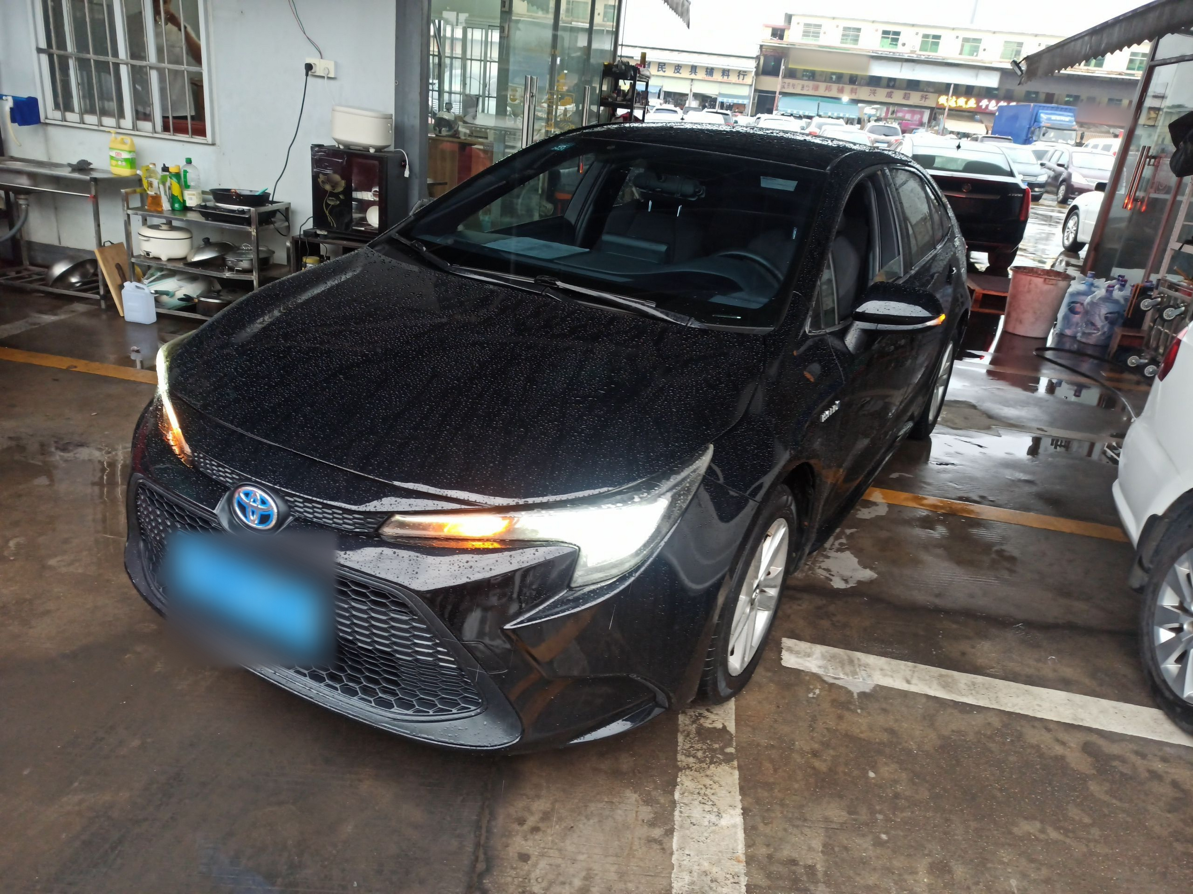 Под передней частью автомобиля