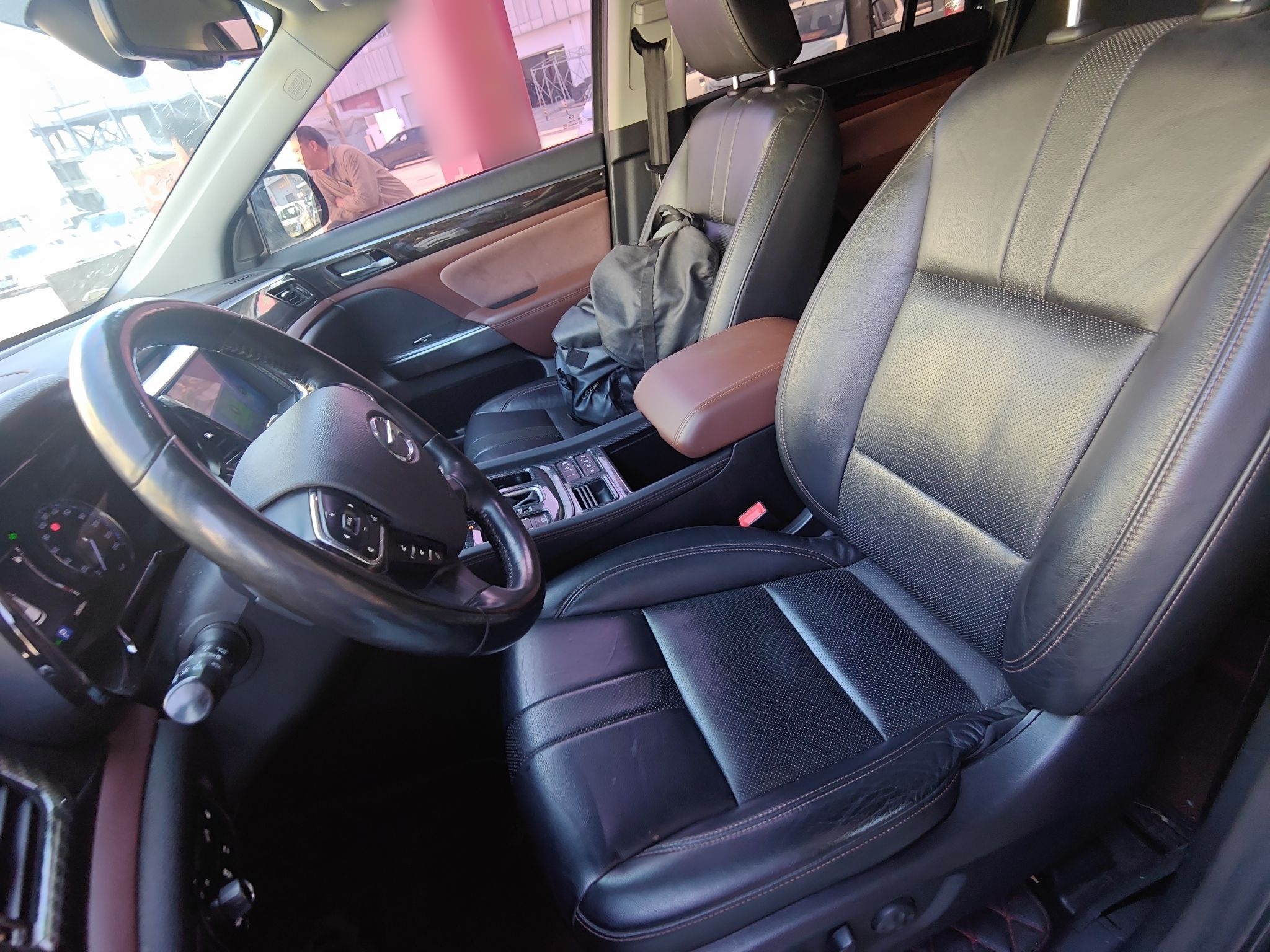 Переднее сиденье в автомобиле