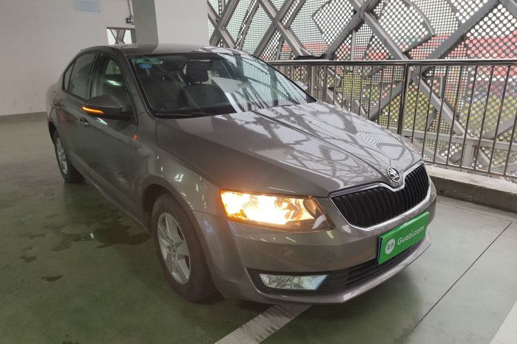 Used Skoda Octavia 2015 1.6L Manual Eado Edition Front Right 45 Deg