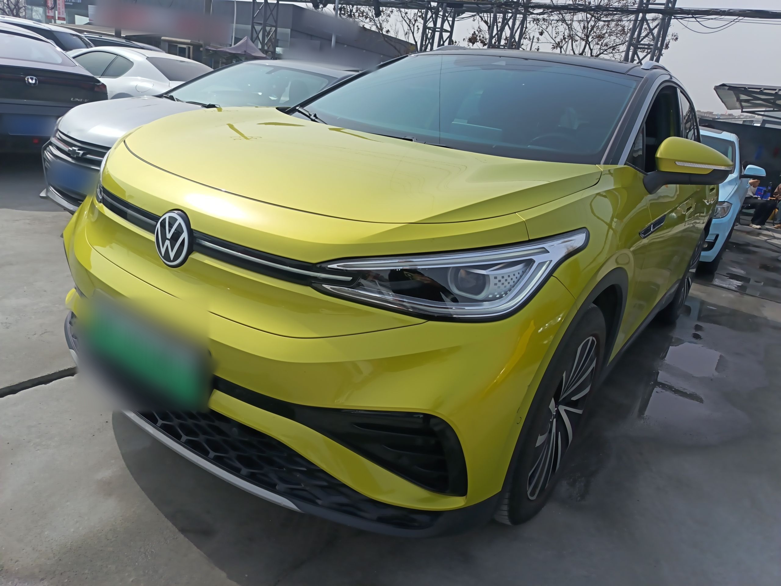 تحت مقدمة السيارة