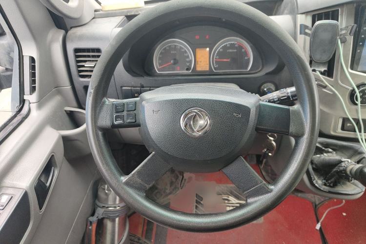 Used Dongfeng Yufeng 2018 2.5T Logistics Vehicle A100 Long Wheelbase High Roof 5-9 Seater China V Emission Standard ZD25 Steering Wheel