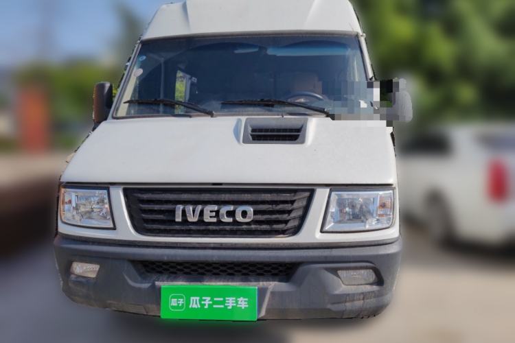 Used Iveco Daily 2022 2.5T A37 M1 Passenger Van 5-9 Seats Long Wheelbase Mid-Roof Design Dual Tires Side Sliding Doors
