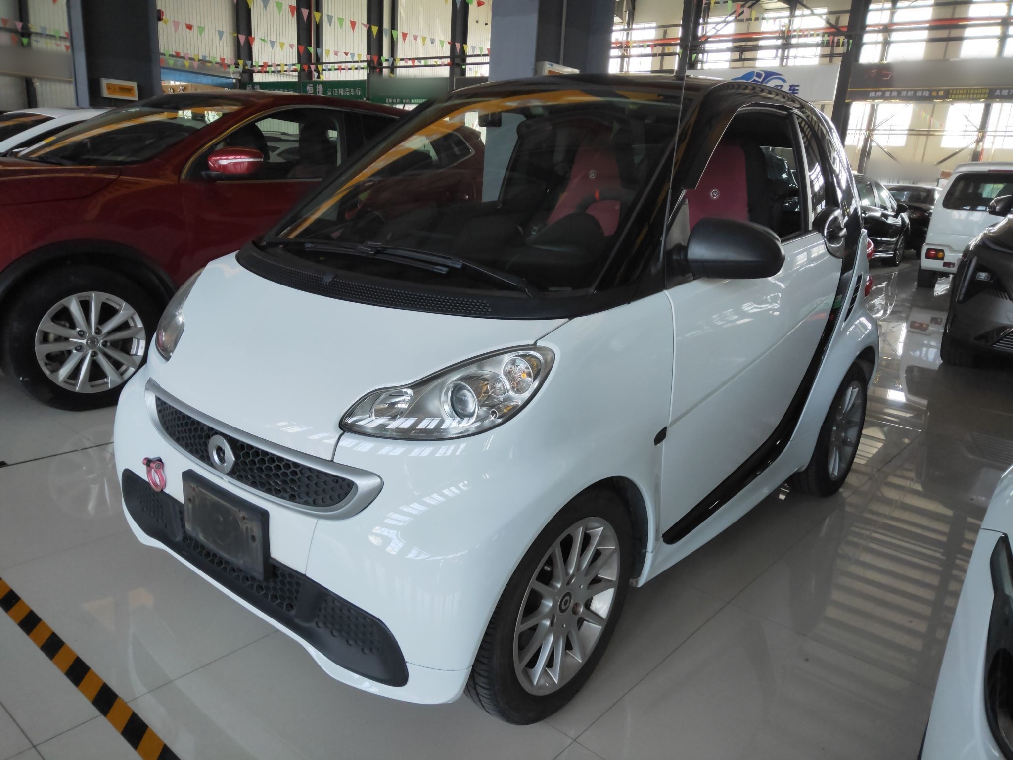 تحت مقدمة السيارة