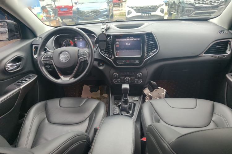 Used Jeep Cherokee 2019 2.0T Two-Wheel Drive Smart Enjoyment Version China V
