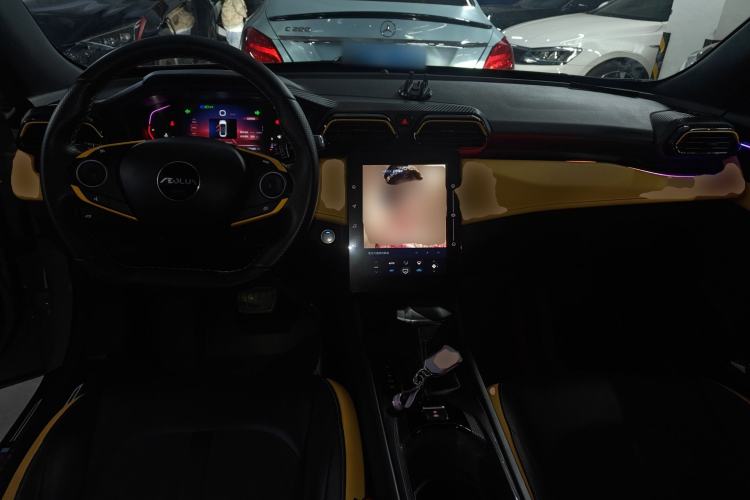 Used Dongfeng Aeolus Yixuan 2023 Mach Edition 1.5T Automatic Pursuit Rider Version Center Console