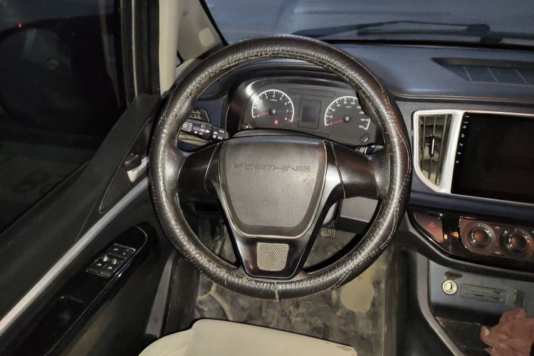 Used FORTHING Lingzhi 2022 M5L 2.0L Utility Model 7 Seats Steering Wheel