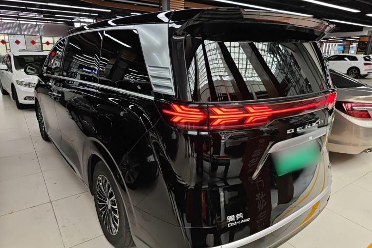 Used Denza D9 2022 DM-i 970 Four-Wheel Drive Prestige Model Exterior 2