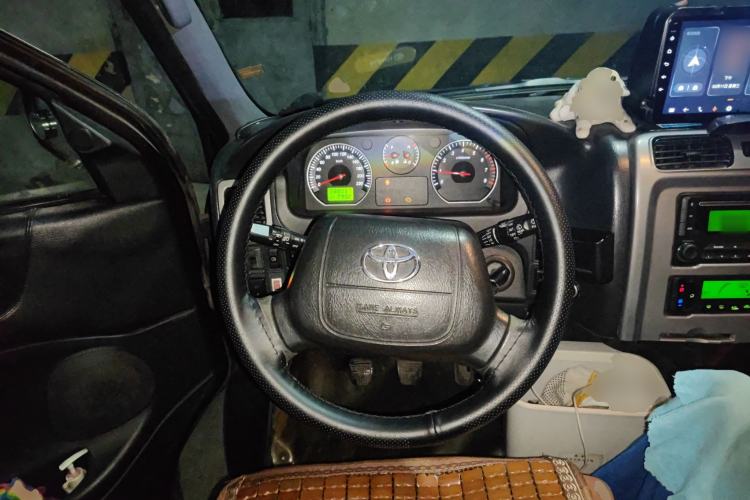Used Jinbei Grace 2010 2.4L 3rd Generation Zunling Standard Version 9 Seats 9 Seats 4RB2 Steering Wheel