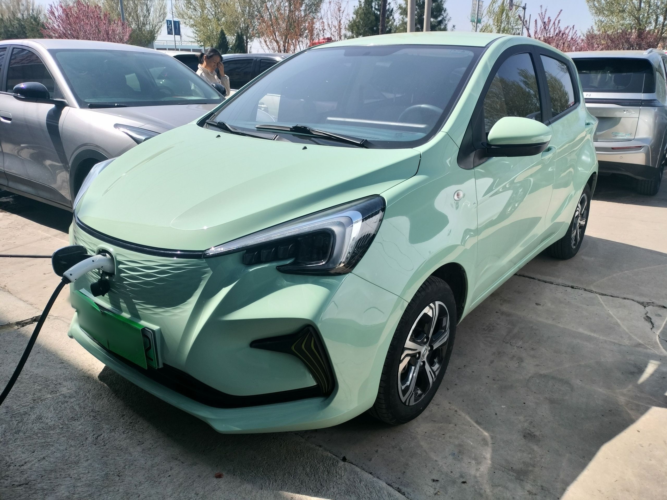 Под передней частью автомобиля