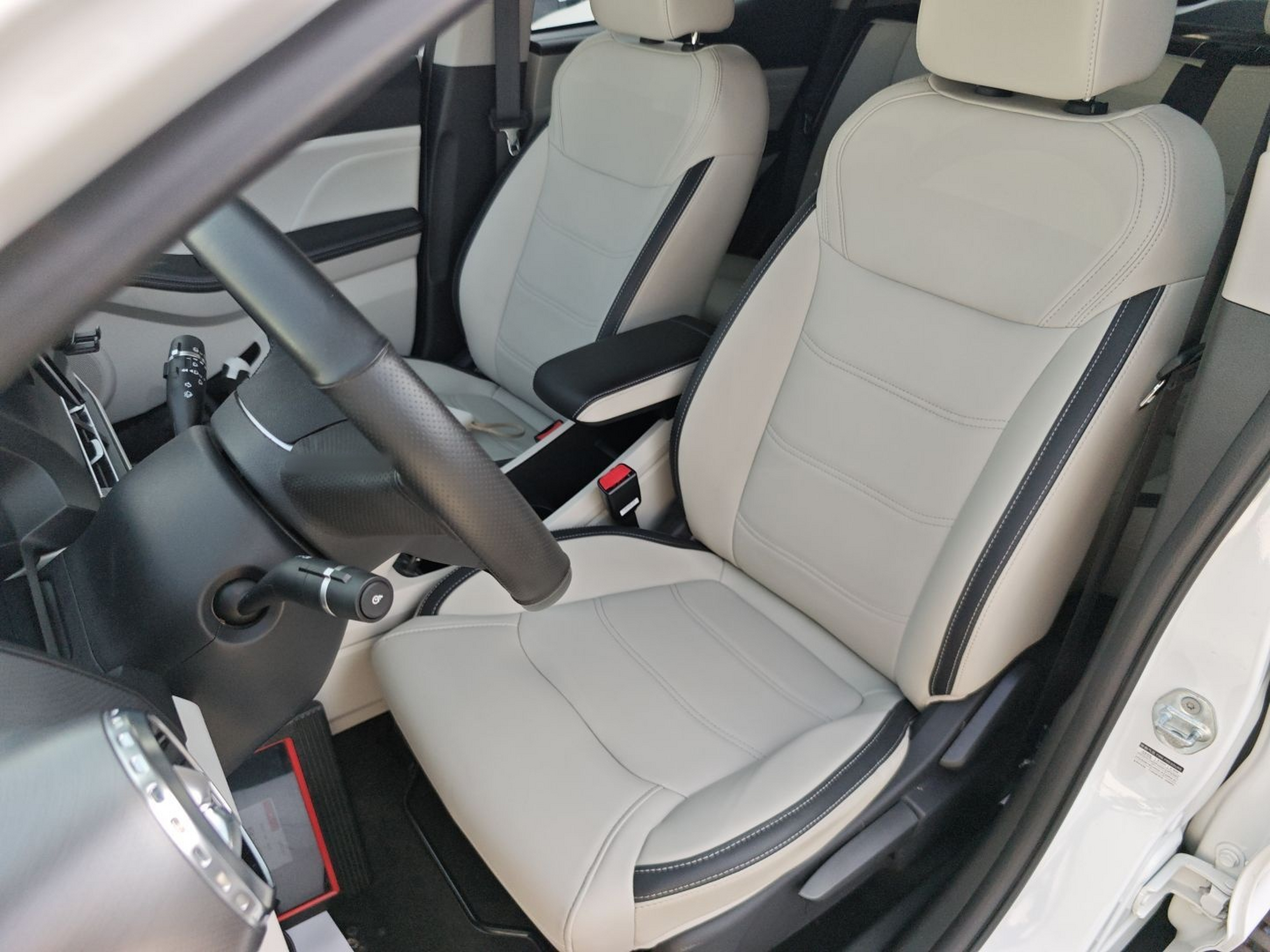 Переднее сиденье в автомобиле