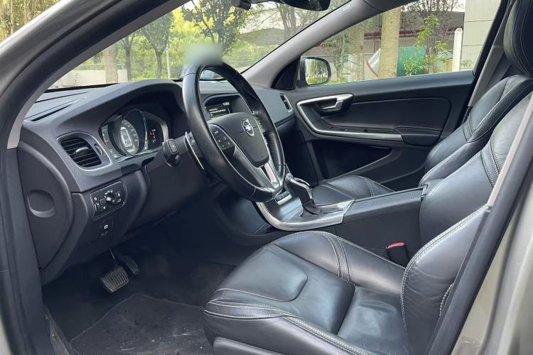 Used Volvo V60 2015 T5 Zhiya Edition
