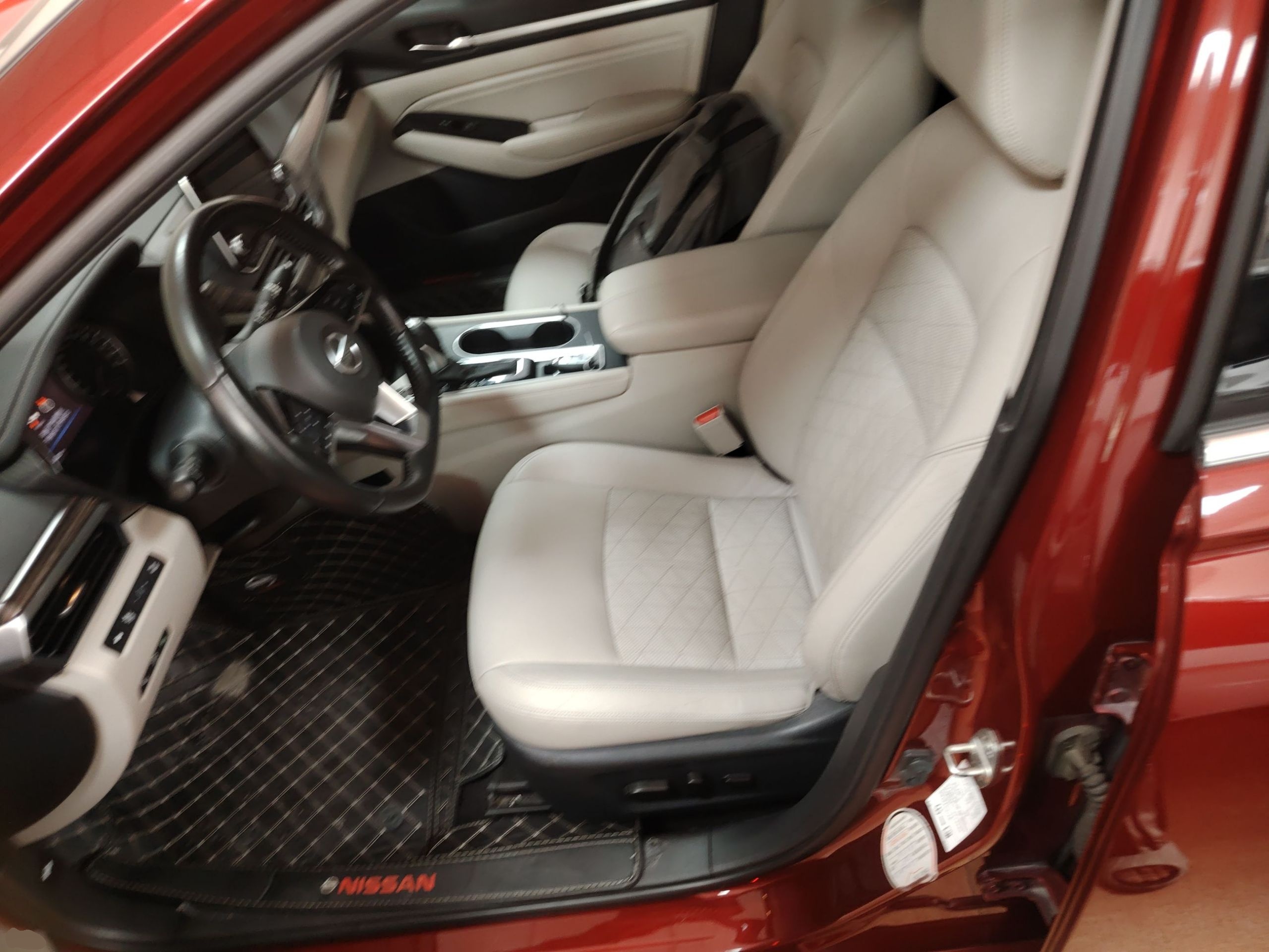 المقاعد الأمامية داخل السيارة