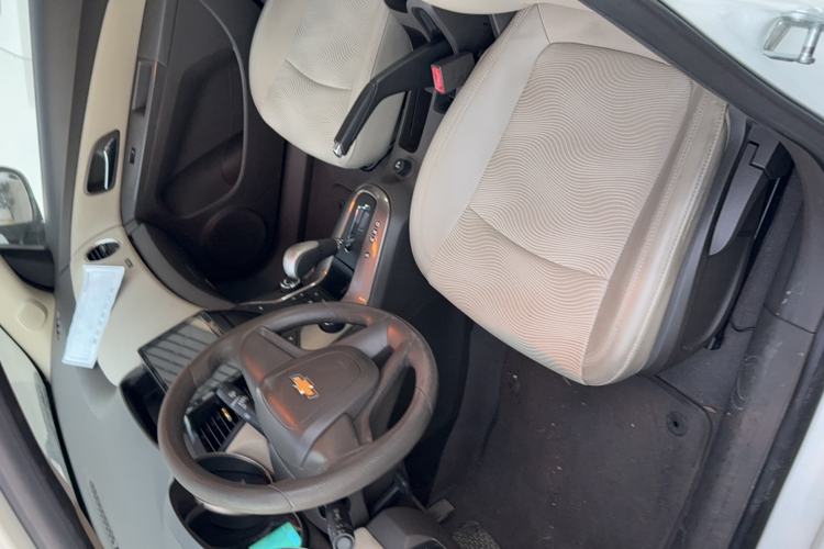Used Chevrolet Cruze 2015 1.5L Classic SE AT Interior 1