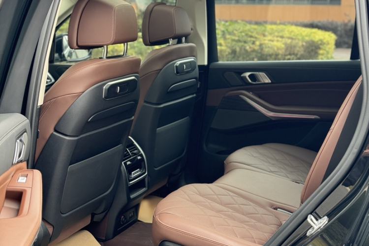 Used BMW X7 2023 xDrive40i Luxury Package with Leading Features