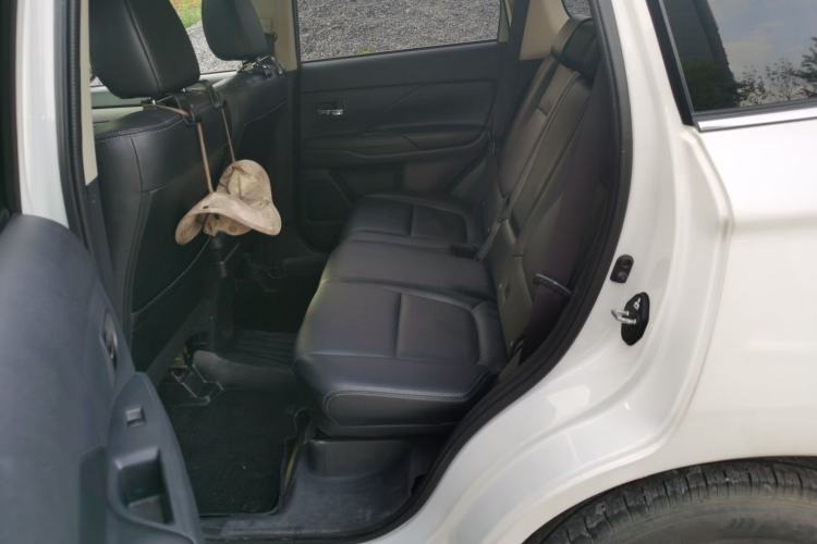 Used Mitsubishi Outlander 2013 2.0L 4x4 Urban Navigation Edition 5 Seats Left Rear Seat