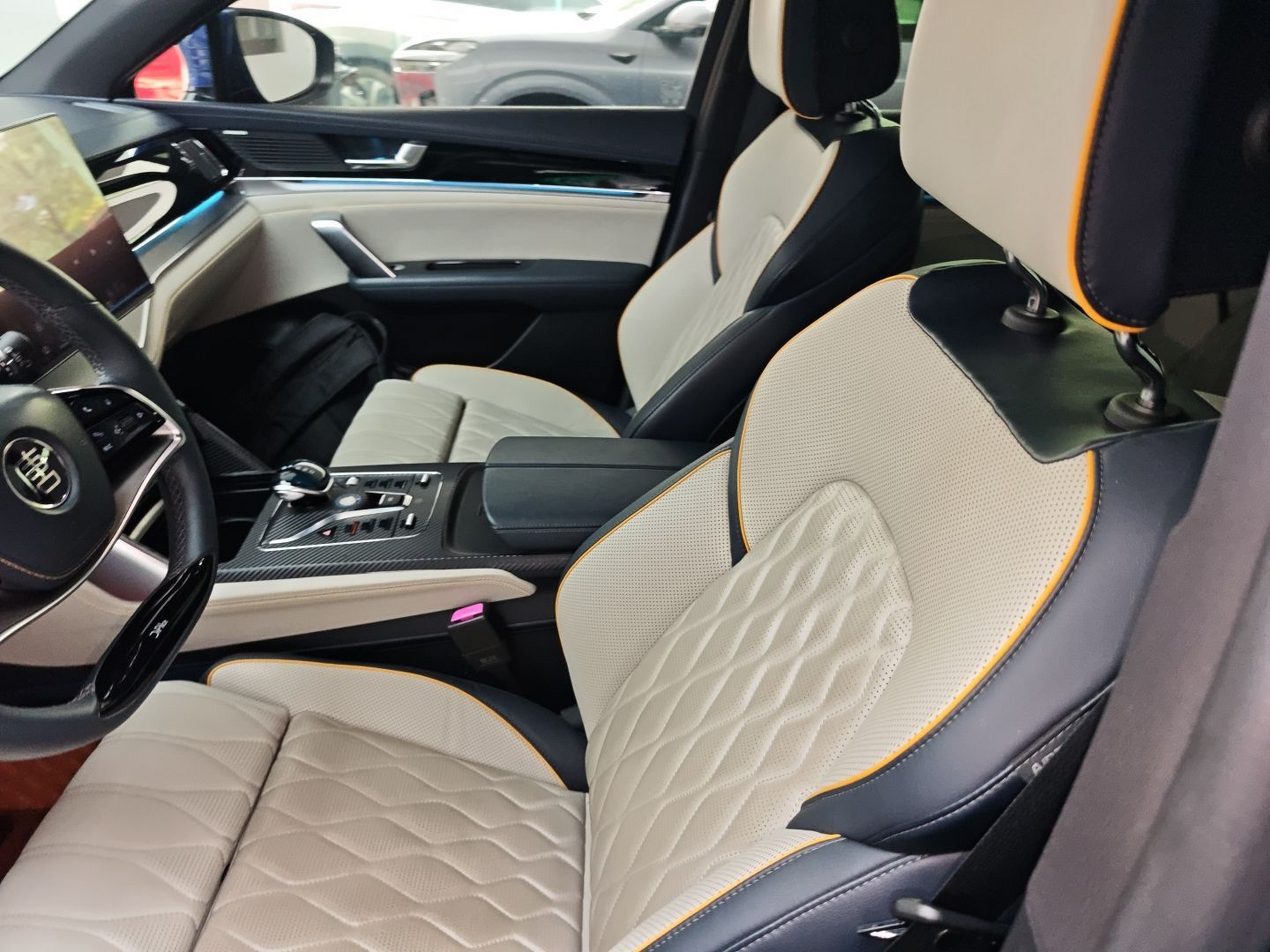 Переднее сиденье в автомобиле