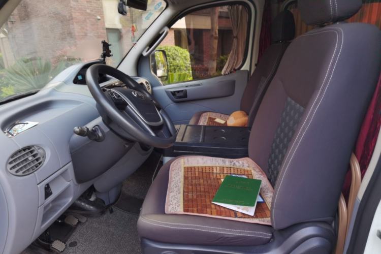 Used SAIC MAXUS Xintu V80 2018 2.5T 6-Speed Manual Aotuntong Short-Wheelbase Mid-Roof 4-Seater Left Front Seat