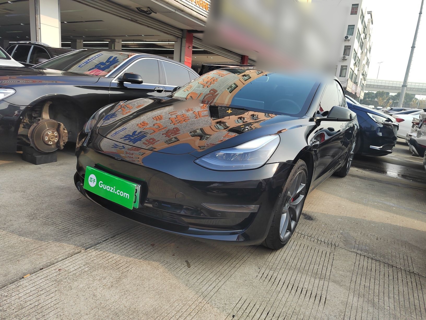 Под передней частью автомобиля