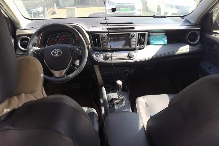 Used Toyota RAV4 2015 2.5L Automatic 4x4 Elite Edition Center Console