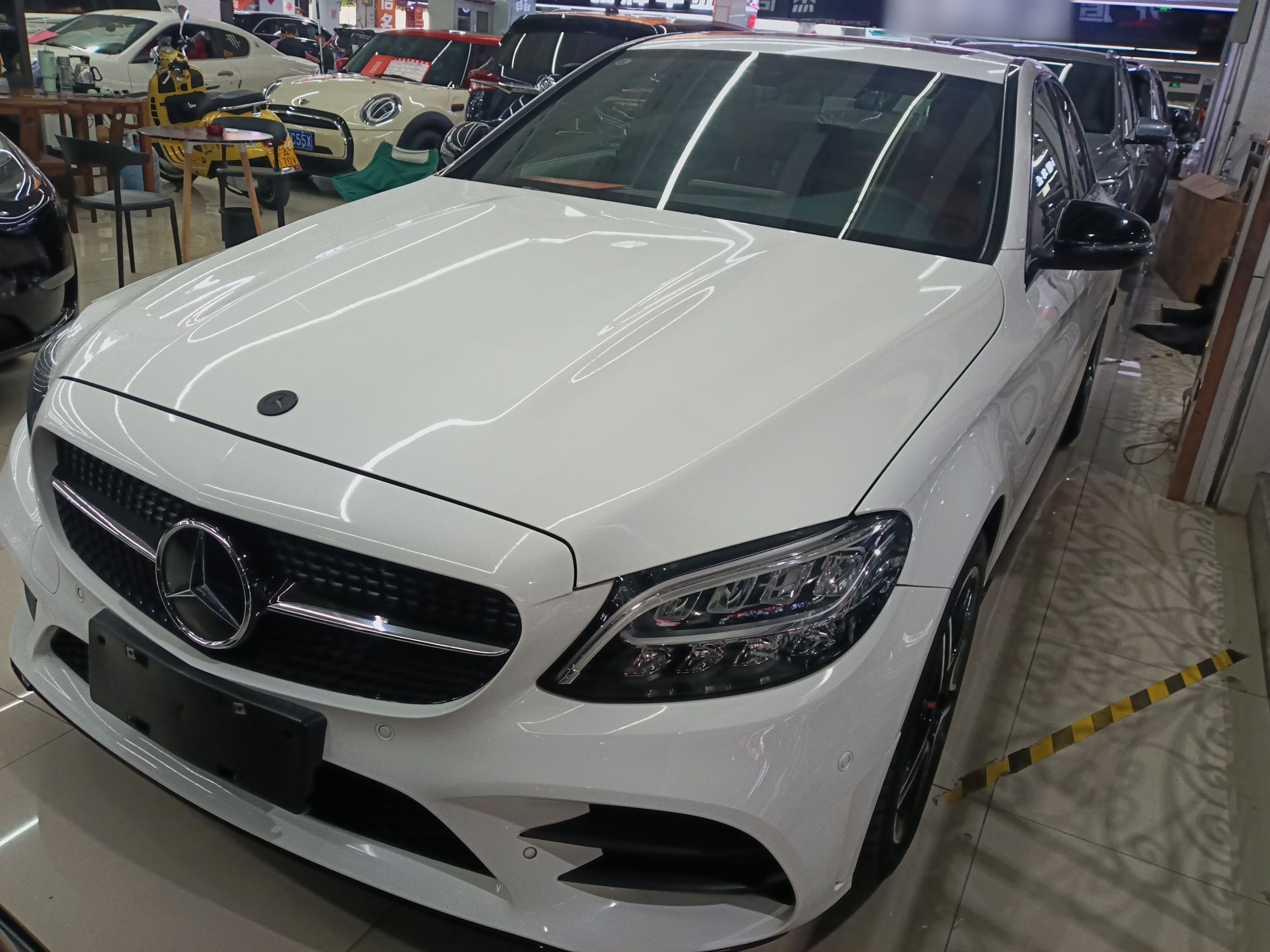 تحت مقدمة السيارة