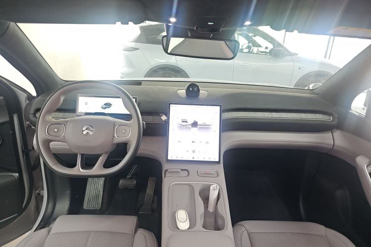 Used Nio EC6 2024 75 kWh Center Console