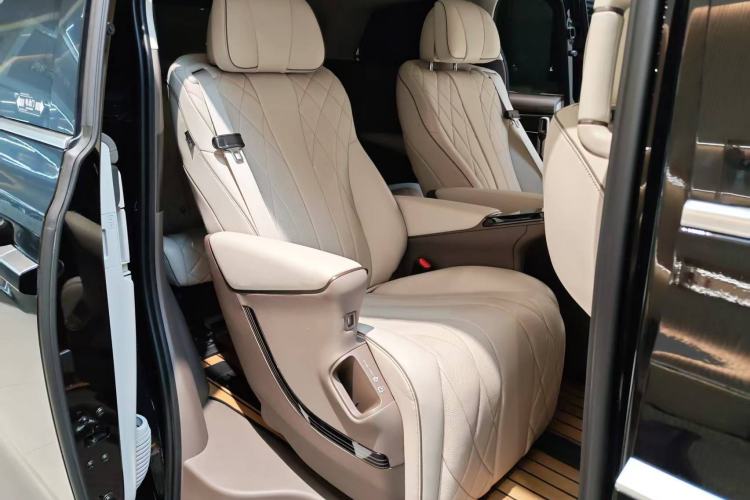 Used Denza D9 2022 EV 600 Four-Wheel Drive Prestige Model