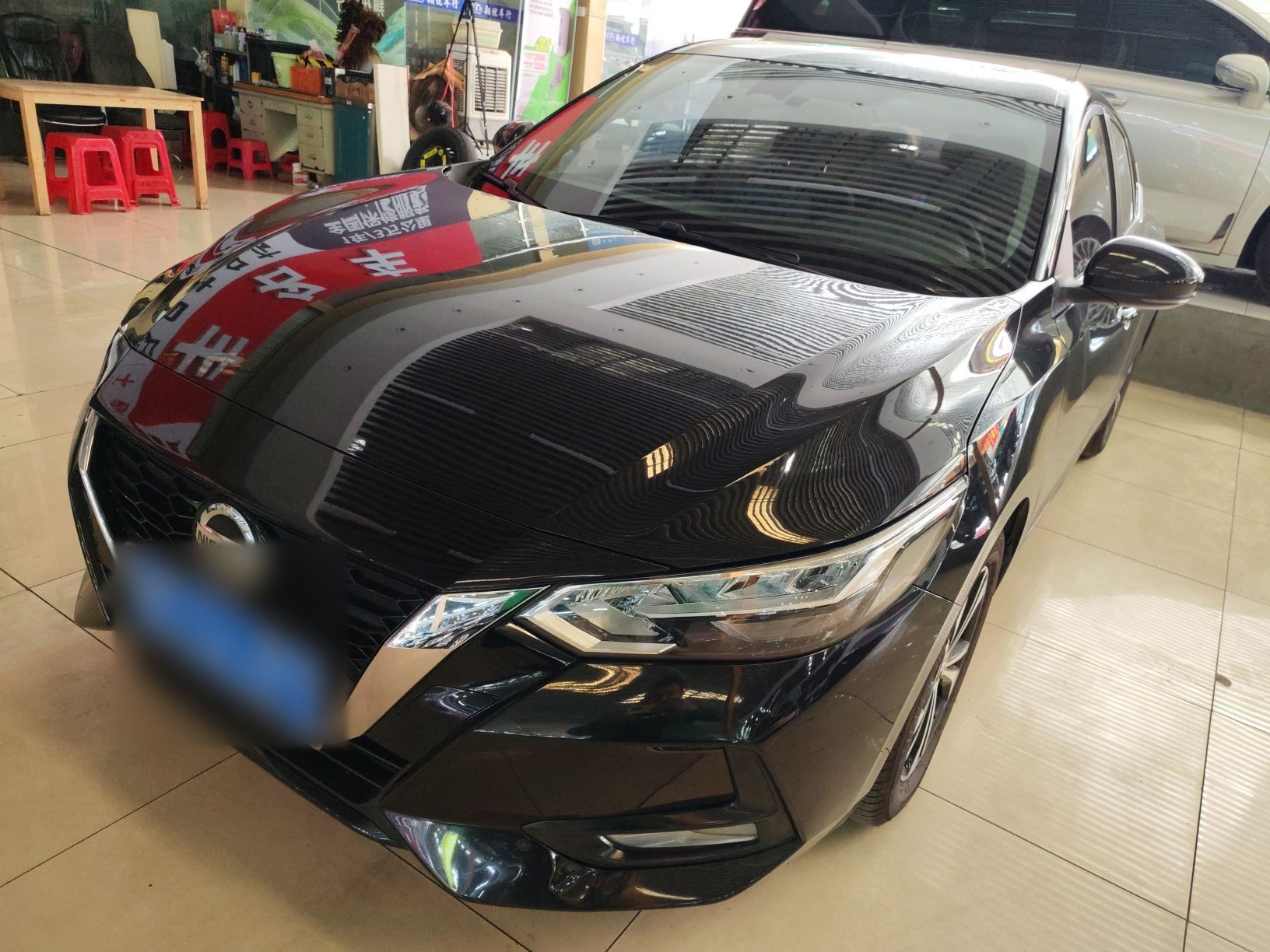 تحت مقدمة السيارة