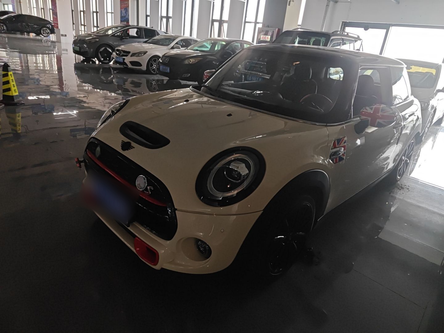 تحت مقدمة السيارة