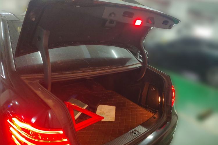 Used Mercedes-Benz E-Class 2015 E 260 L Sport & Fashion Model Trunk