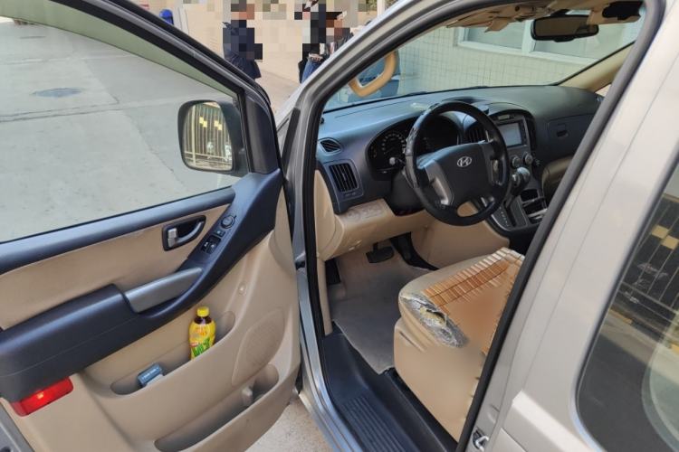 Used Hyundai H-1 Starex 2011 2.4L Luxury Edition Interior 3