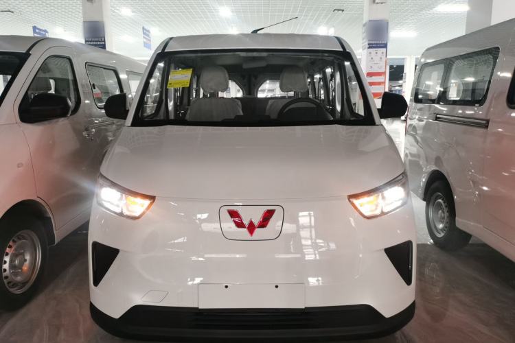 Used Wuling Yangguang 2025 Model 310KM Bus Edition—Customized by CATL
