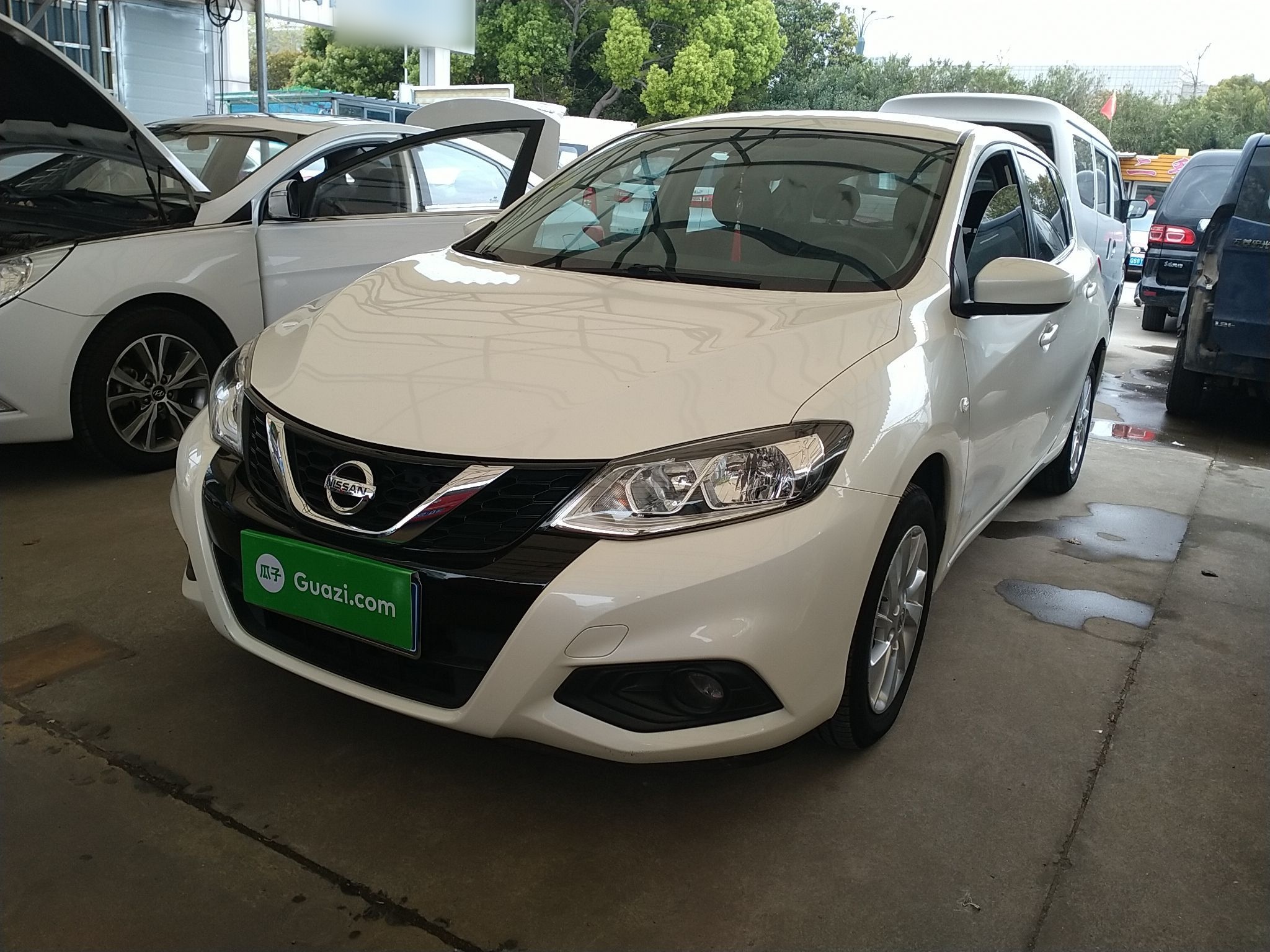 تحت مقدمة السيارة