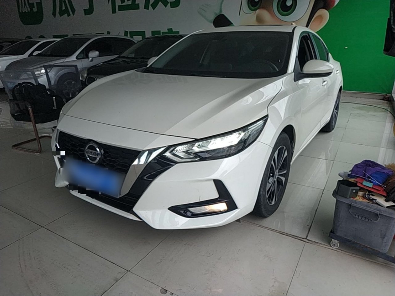 Под передней частью автомобиля