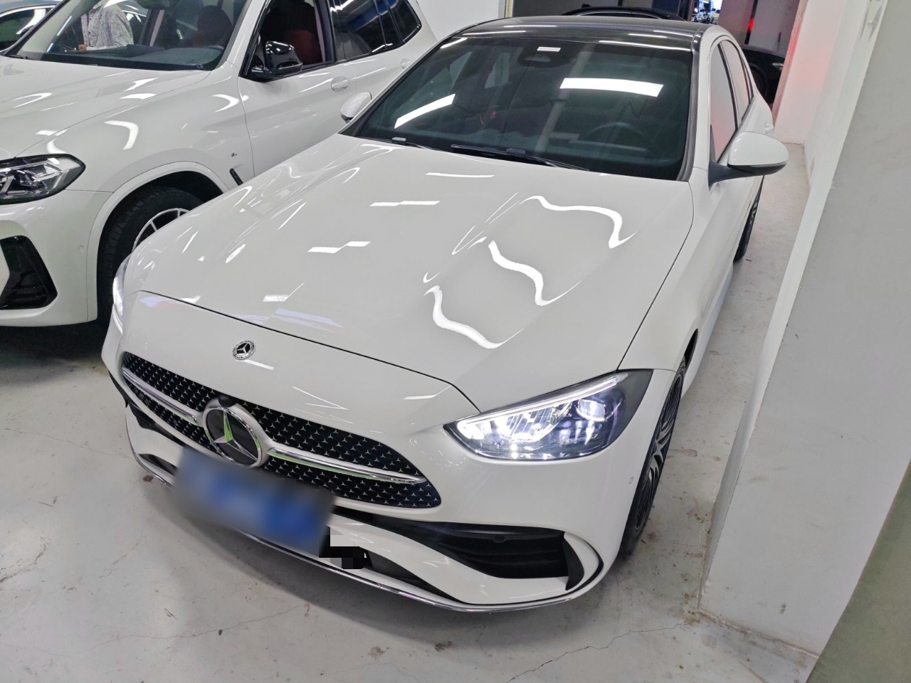 Под передней частью автомобиля