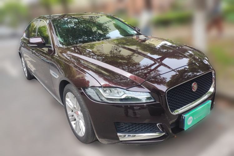 Used Jaguar XFL 2018 XFL 2.0T 250 PS Luxury Edition Front Right 45 Deg